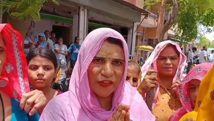 स्थानीय लोगों ने सड़क जाम कर विरोध प्रदर्शन किया