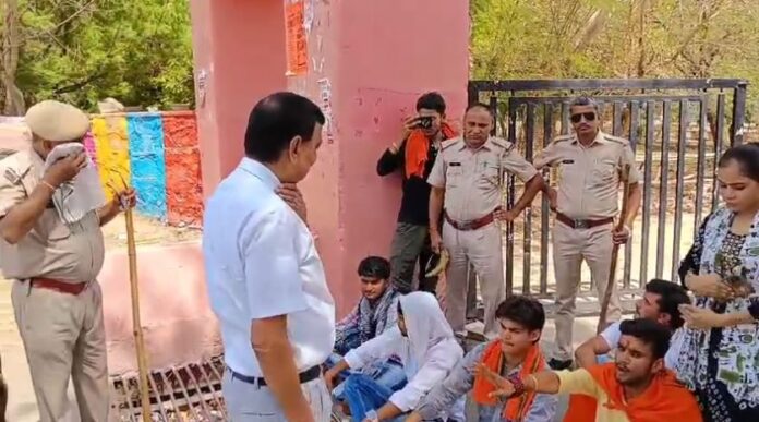 1645 छात्रों का उग्र प्रदर्शन