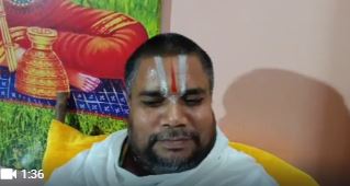 कथा की जानकारी देते कथा वाचक सुदर्शनाचार्य महाराज