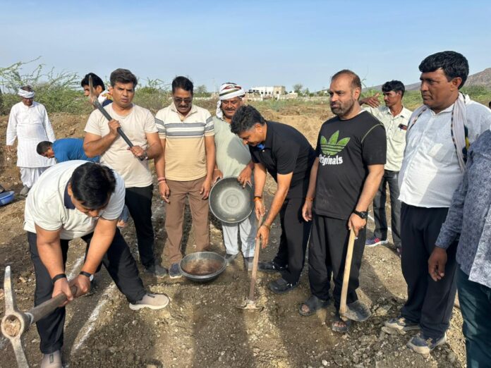 टीकाराम जूली श्रमदान कार्यक्रम