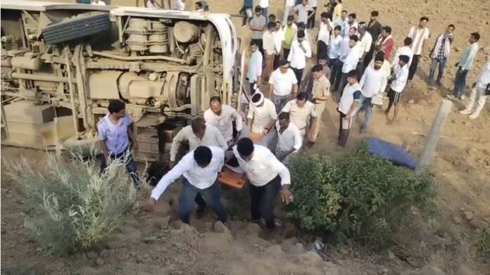 राहत-बचाव कार्य में जुटे पुलिसकर्मी एवं ग्रामीण