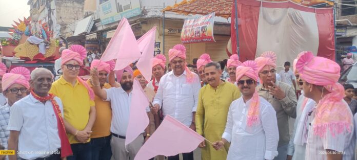 राज्यमंत्री ने शोभायात्रा को भगवा झंडी दिखाकर रवाना किया
