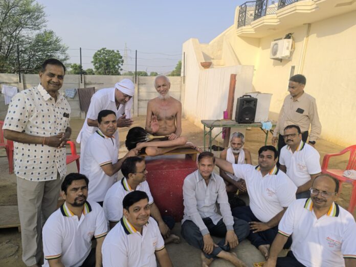 1704 श्रद्धालुओं को आशीर्वाद देते आचार्य ज्ञानभूषण महाराज