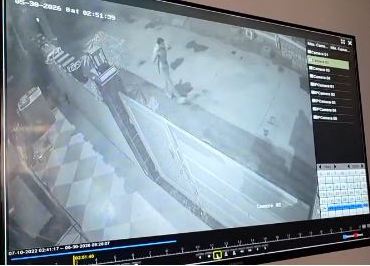 चोरी की घटना आसपास लगे सीसीटीवी कैमरों में रिकॉर्ड