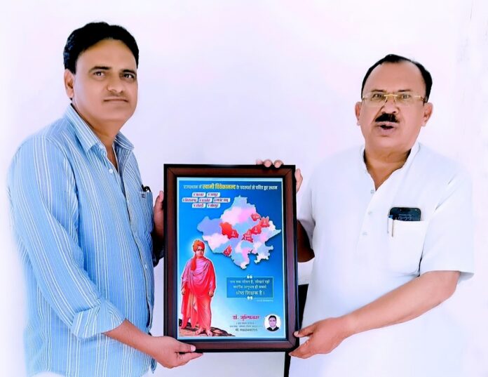 विधानसभा अध्यक्ष वासुदेव देवनानी को भेंट की विवेकानंद पर आधारित पुस्तकें