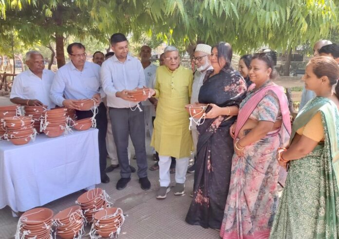 परिंडे वितरित करते कलेक्टर