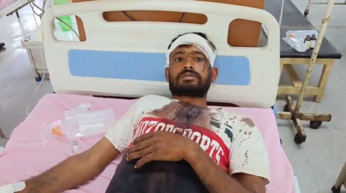 88 थूकने को लेकर युवक पर कुल्हाड़ी से हमला