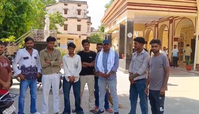आवारा गाय पकड़ने गई नगर निगम टीम