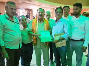 राजस्थान विधानसभा अध्यक्ष वासुदेव देवनानी को पुस्तक भेट करते हुए ।