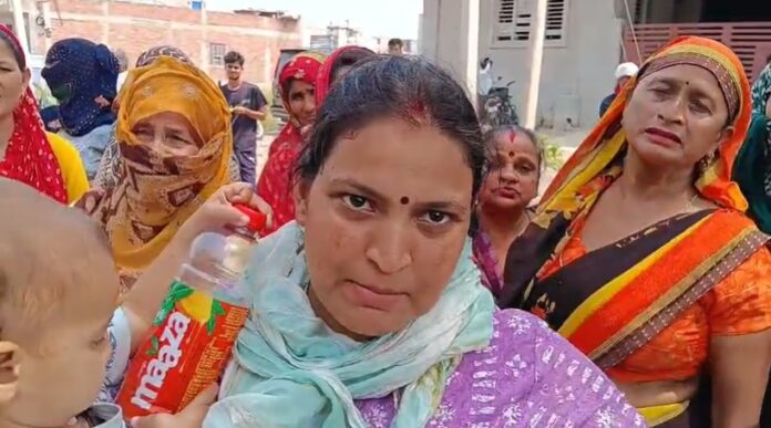 रिहायशी इलाके के बीच खोले गए शराब ठेके का विरोध