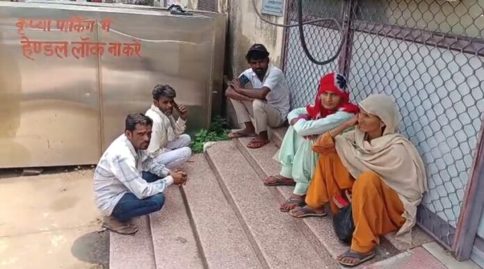 मृतिका के परिजन
