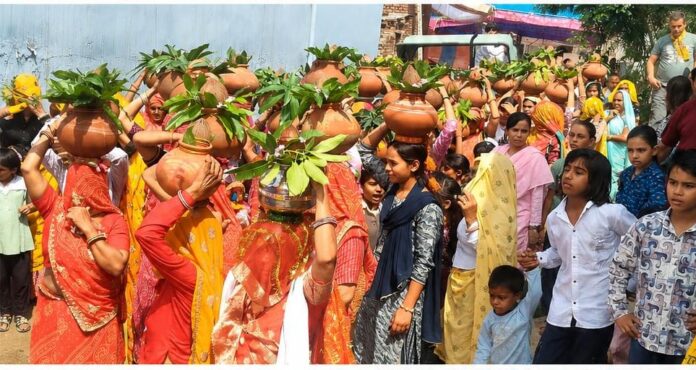 165 सलेमपुर में भव्य कलश यात्रा