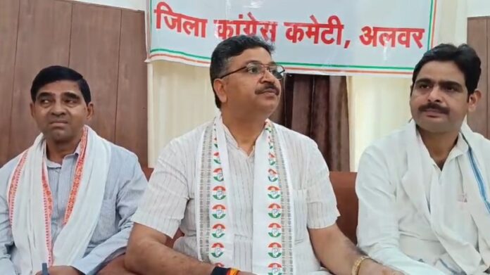 168 प्रेस वार्ता को संबोधित करते नेता प्रतिपक्ष टीकाराम जूली