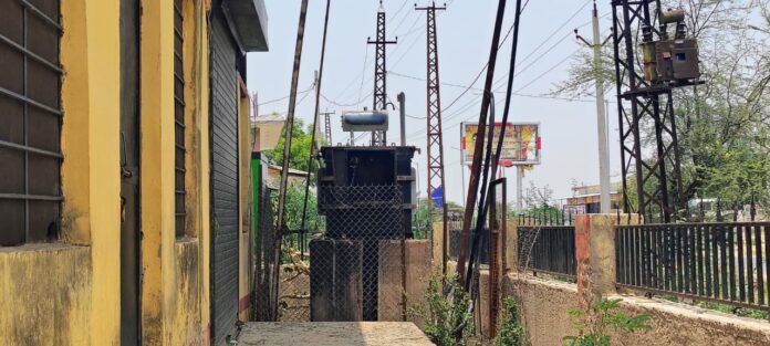 कठूमर सीएचसी में ट्रांसफार्मर में भीषण आग
