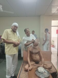 केशलोंच करते हुए आचार्य ज्ञानभूषण महाराज