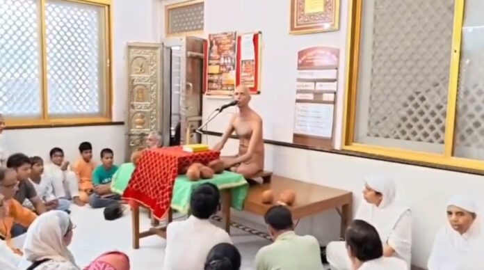 मंगल प्रवचन देते दिगम्बर आचार्य ज्ञान भूषण महाराज