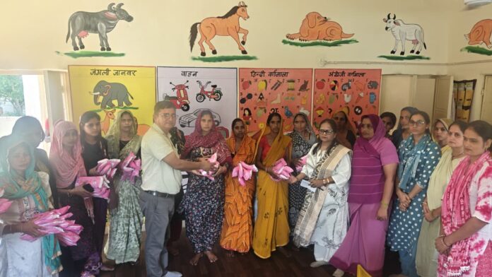 निःशुल्क सैनिटरी नैपकिन वितरित