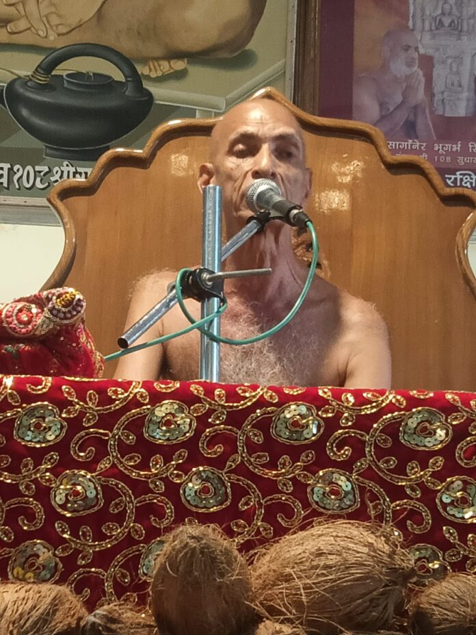 श्रद्धालुओं को मंगल प्रवचन देते दिगम्बर जैनाचार्य ज्ञानभूषण महाराज