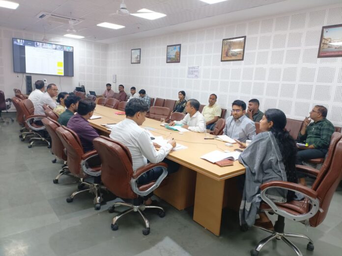 विकास कार्यों की समीक्षा कर अधिकारियों को आवश्यक निर्देश दिए