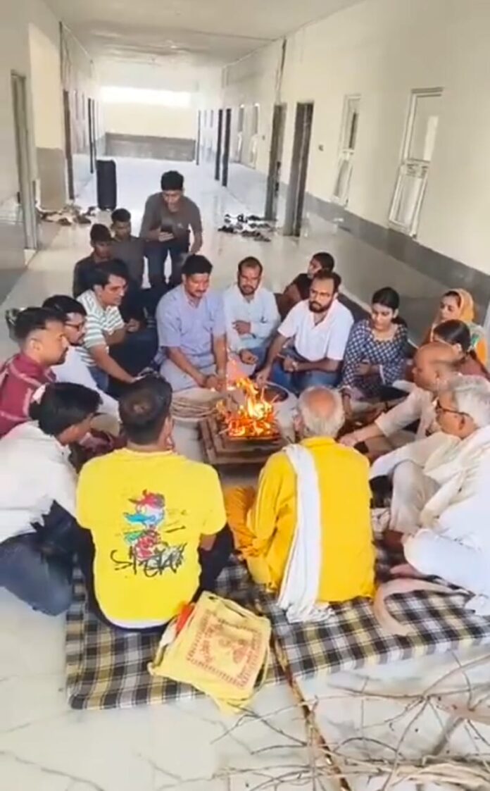 गायत्री यज्ञ में आहुतियां अर्पित करते अतिथि एवं विद्यालय स्टाफ