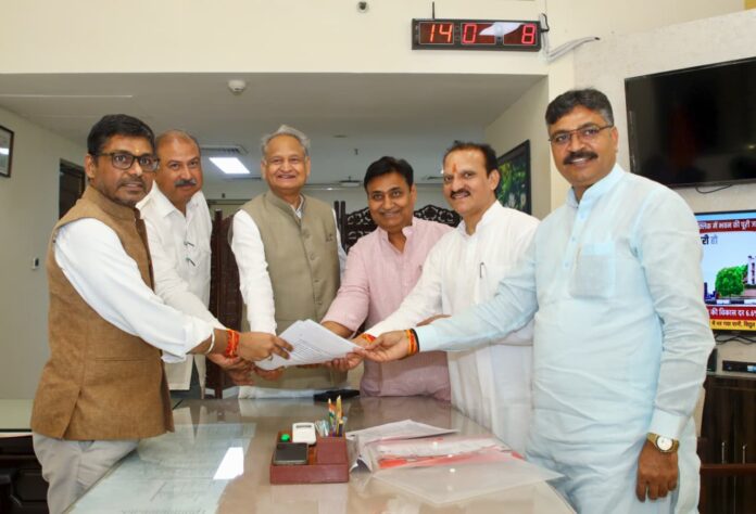 नीरज डांगी ने राज्यसभा के लिए अपना नामांकन जमा कराया