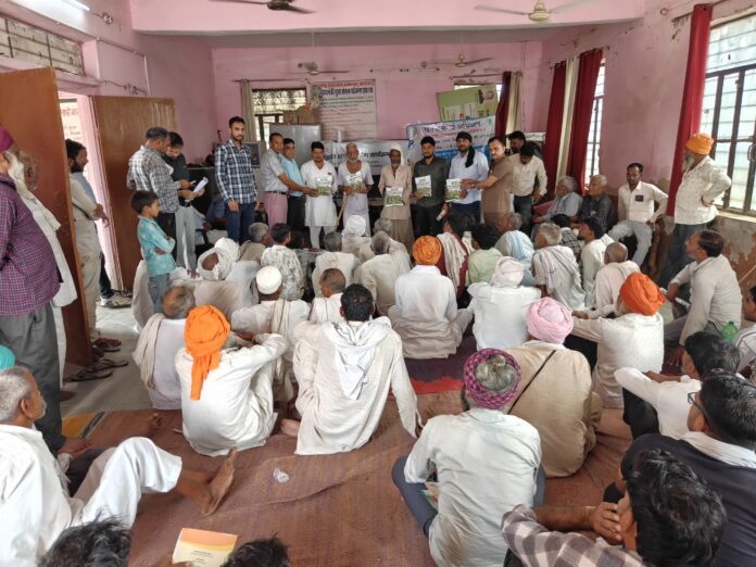 किसानों को वितरित किए गए बाजरा मिनी किट