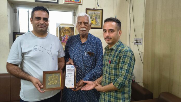 सम्मान एवं प्रशस्ति पत्र प्राप्त करने के बाद नेक कमाई फाउंडेशन की टीम