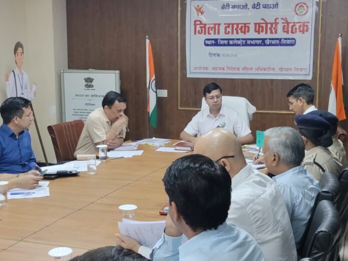 समीक्षा बैठक की अध्यक्षता करते जिला कलेक्टर अतुल प्रकाश