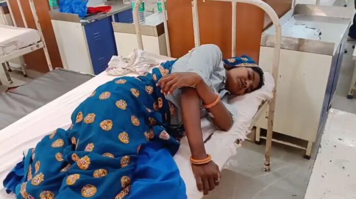 ढोल तोड़ने की बात को लेकर हुए विवाद में सास-बहू घायल हो गईं