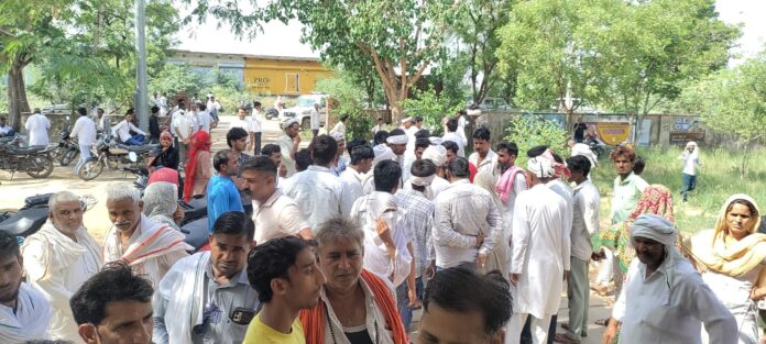 180 विवाहिता की संदिग्ध मौत अस्पताल में जमा लोगों की भीड़