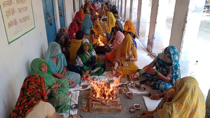 1800 5 कुंडी गायत्री महायज्ञ में वैदिक मंत्रोच्चार के साथ आहुतियां समर्पित करते श्रद्धालु