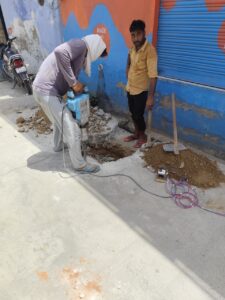 सड़कों के गड्ढे नहीं भरने से लोग परेशान