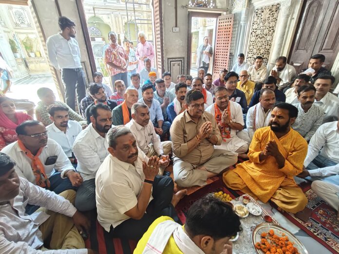 वन राज्यमंत्री संजय शर्मा अलवर के मथुराधीश मंदिर में