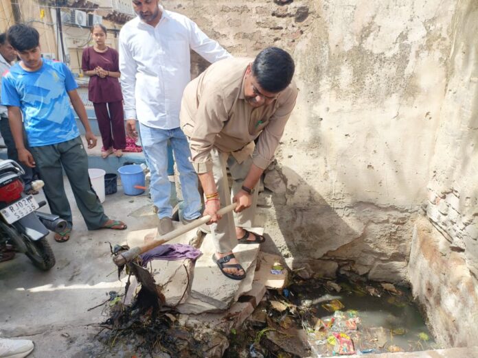 सफाई अभियान में भाग लेकर दिया संदेश