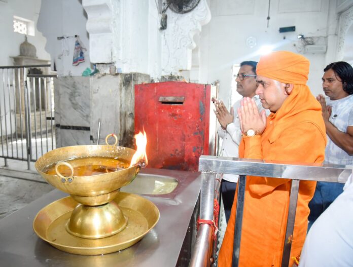 पीएम मोदी के लिए की प्रार्थना