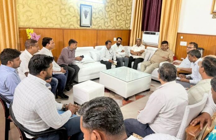 बिजली और पेयजल व्यवस्था पर ली समीक्षा बैठक