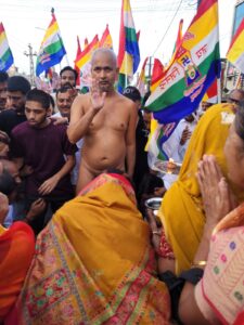 जैन संतों के मंगल प्रवेश के दौरान श्रद्धालुओं को आशीर्वाद देते मुनि विनम्र सागर महाराज