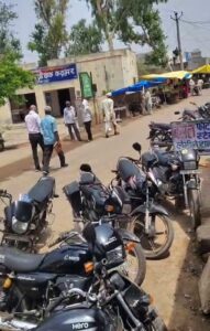 बेतरतीब पार्किंग से लग रहा जाम