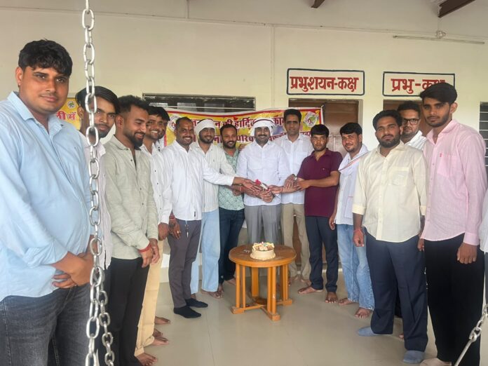आश्रम में कांग्रेस कार्यकर्ताओं ने मनाया समारोह