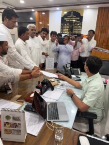 कार्रवाई के विरोध में कांग्रेस ने सौंपा ज्ञापन