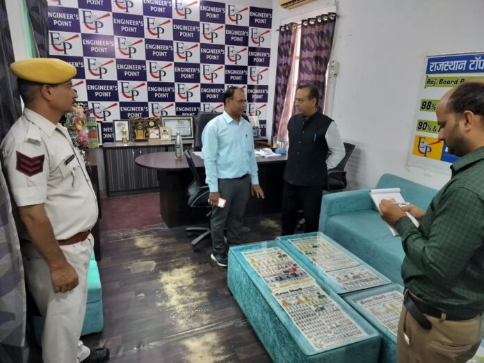 निजी स्कूल को ग्रीष्मकालीन अवकाश में संचालित पाया