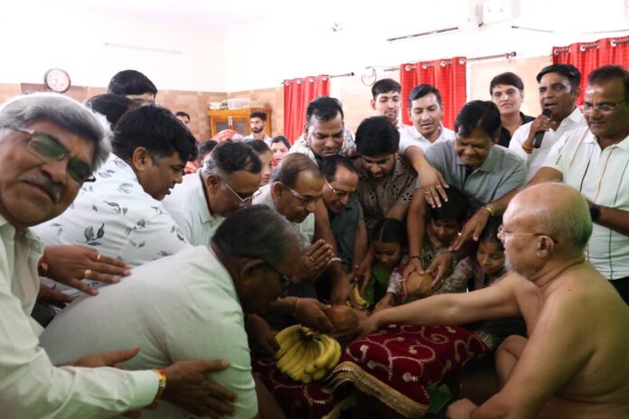1895 प्रज्ञा सागर जी महाराज को श्रीफल भेंट करते श्रद्धालु