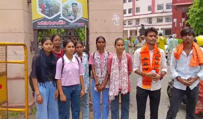 छात्राओं की सुविधाओं की मांग उठाई