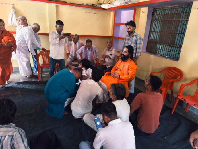 ओमदास महाराज ने दिया आशीर्वाद