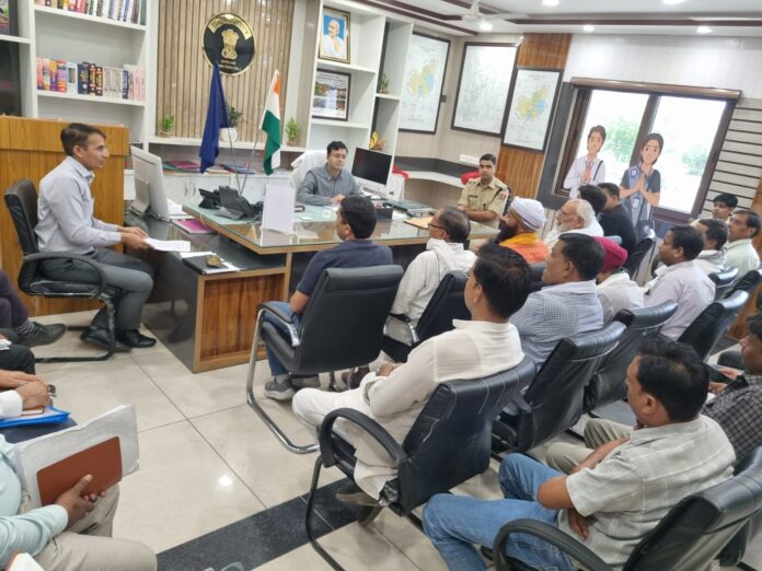 कलेक्टर अतुल प्रकाश की अध्यक्षता में जिला स्तरीय शांति समिति की बैठक