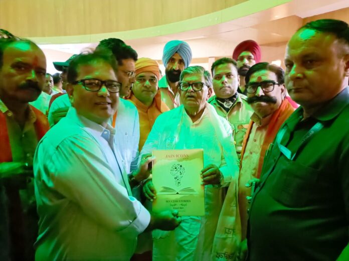 2 पंजाब के राज्यपाल गुलाबचंद कटारिया को पुस्तक भेट करते हुए ।
