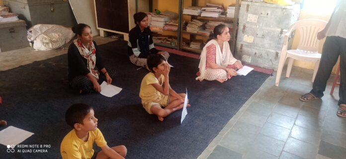 छात्र खेल-खेल में विभिन्न भारतीय भाषाएं सीखते हुए