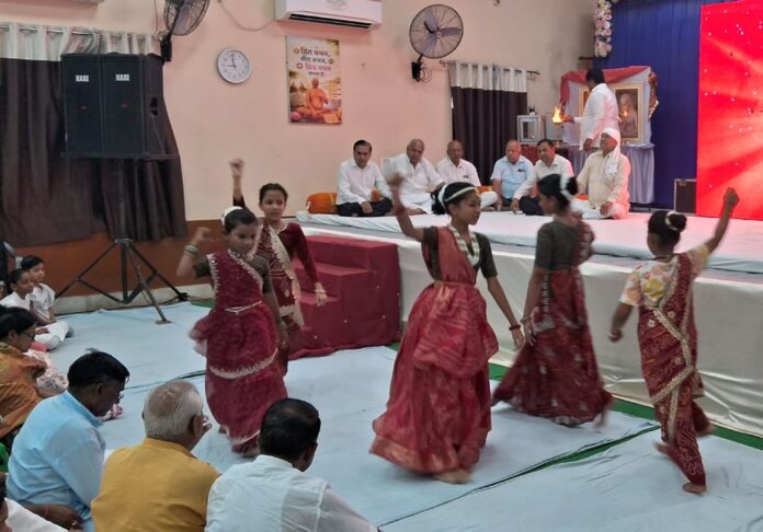 संस्कार शिविर के समापन समारोह में मंगलाचरण प्रस्तुत करती बालिकाएं