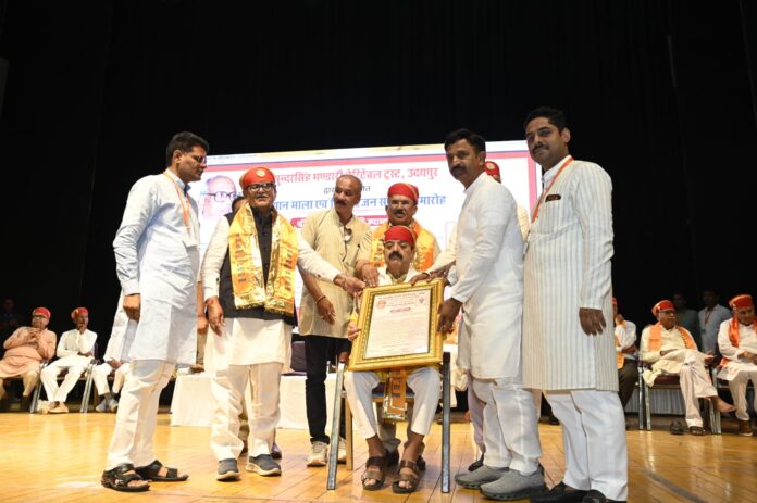 कार्यक्रम में अतिथियों का सम्मान करते राज्यपाल गुलाब चंद कटारिया एवं कार्यक्रम संयोजक महावीर उपाध्याय थानागाजी