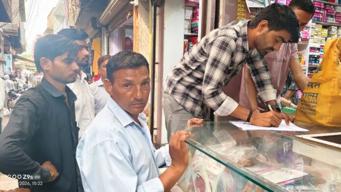 2076 अतिक्रमण हटाने संबंधी नोटिस जारी करते नगर पालिका के अधिकारी एवं कर्मचारी